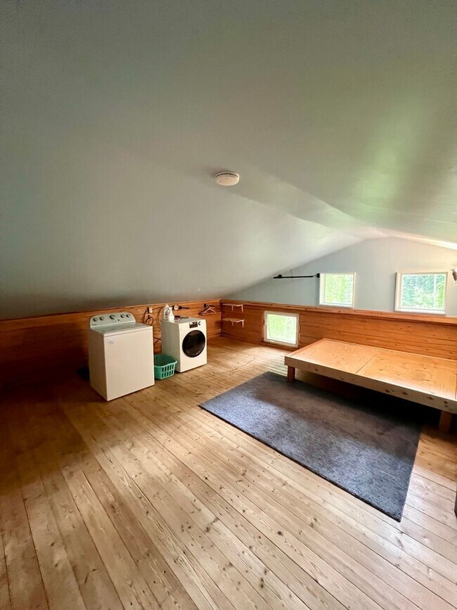 Building Photo - Cute Cabin Available Now!