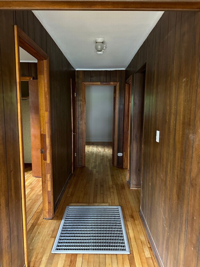 Building Photo - 3 Bedroom / 1 Bath Home