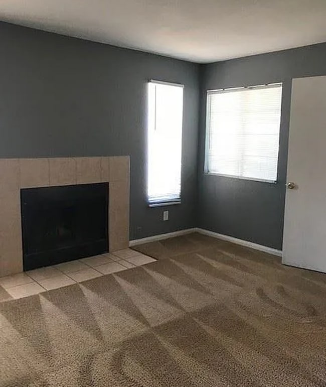 Building Photo - 2 Bed and 1 bath located in 89115!