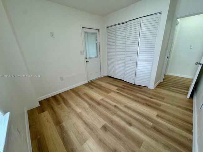 Foto del edificio - 833 W 39th St