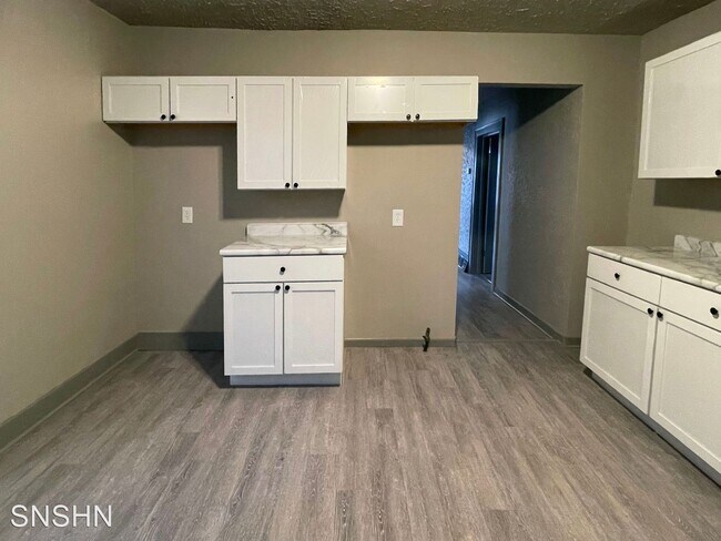 Building Photo - 2 br, 1 bath House - 422 E Locust