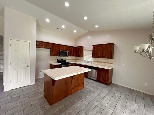 Building Photo - Beautiful home for rent in Visalia!