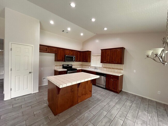 Foto del edificio - Beautiful home for rent in Visalia!