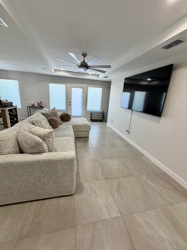 Building Photo - 4010 Ave Fenix Dr