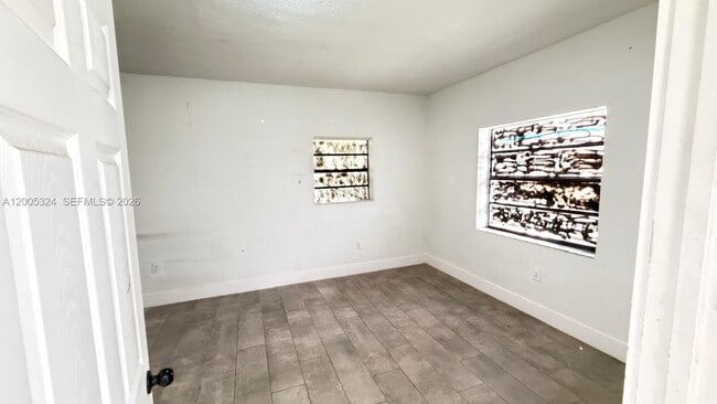 Foto del edificio - 301 NW 37th St