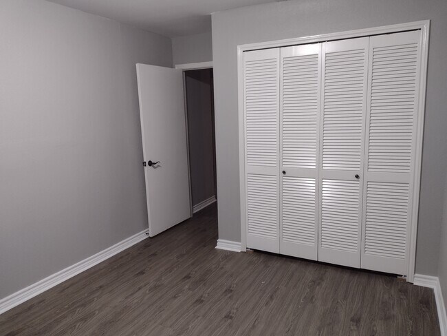 Bedroom 4 (10x12) with 6' reach-in closet - 4634 Briardale St