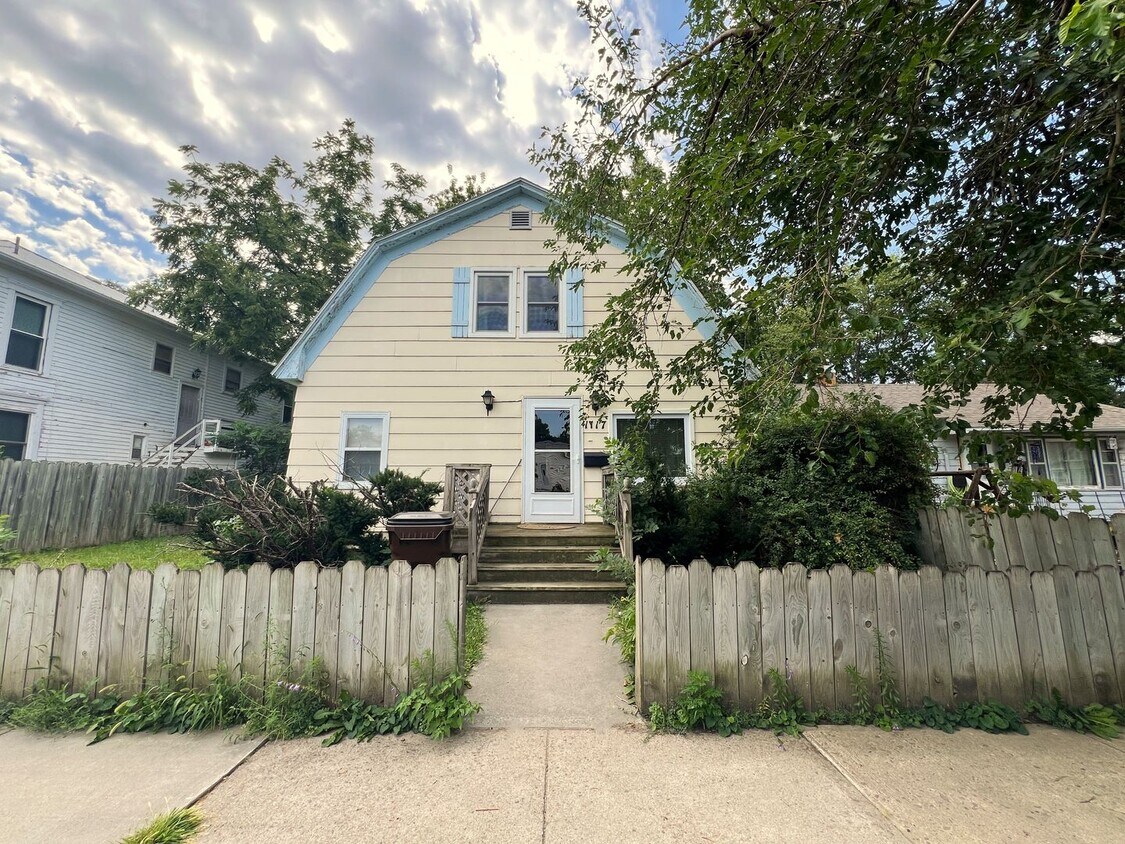 Primary Photo - 1117 E 2nd-3 bedroom, 1.5 bathroom house w...
