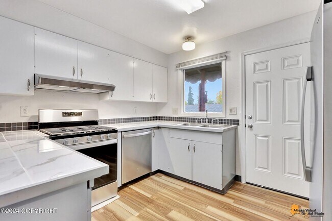 Building Photo - The Single-Family Alternative: 4BD/2BA Triplex Unit with Modern Comforts