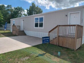 Building Photo - 1421 West Dr