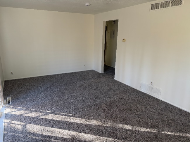 Building Photo - 831 E Stratford Ave