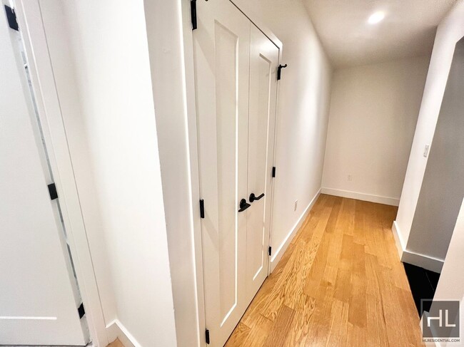 Building Photo - 15th floor Flex 3BR with incentives!