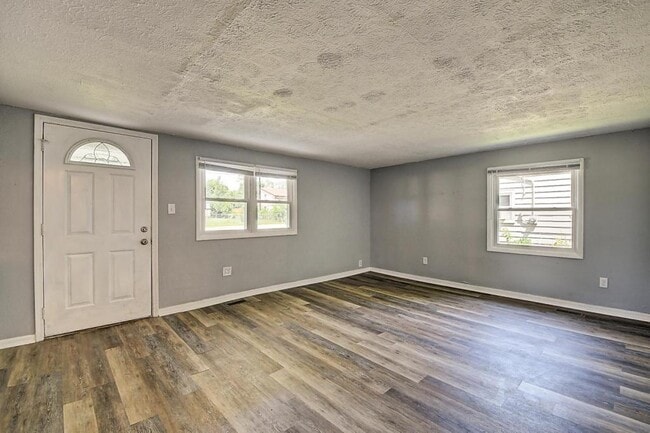 Building Photo - 2999 Clover Dr