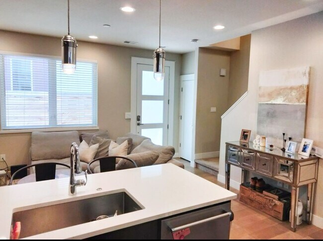 Foto del edificio - Beautiful 3 bedroom 2.5 bathroom condo MOVE IN SPECIAL