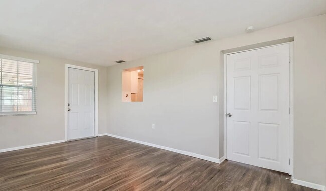 Foto del edificio - 5321 Sparrow Dr