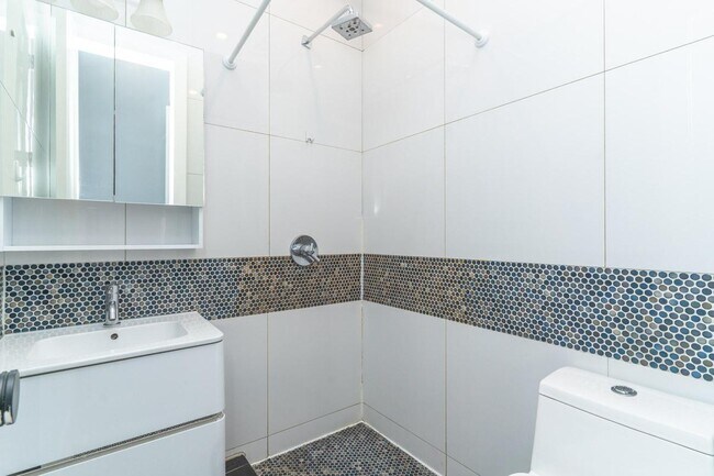 Foto del edificio - 992 Broadway