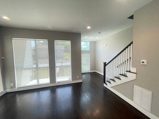Building Photo - West Nashville home with easy access to do...