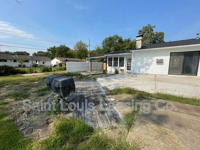 Building Photo - 518 Candle Light Ln