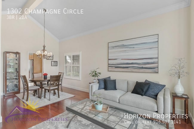 Building Photo - Bright 3 Bed 2 Bath 1,744 sqft Single Fami...