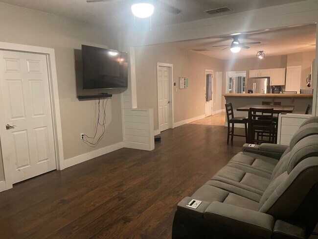 Building Photo - 622 N Race