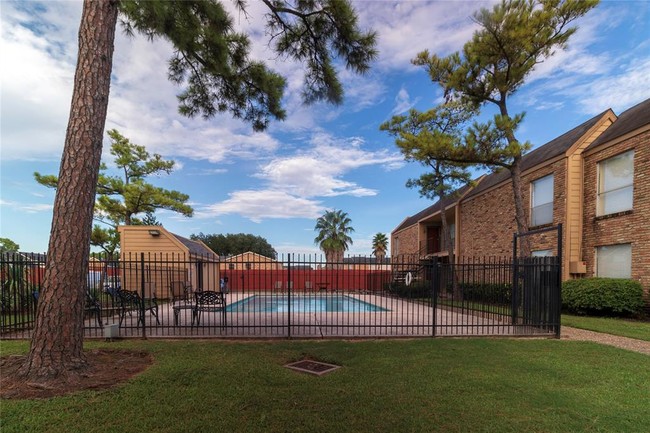 Building Photo - 3303 W Greenridge Dr