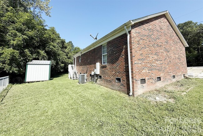 Building Photo - 527 E Carpenter St