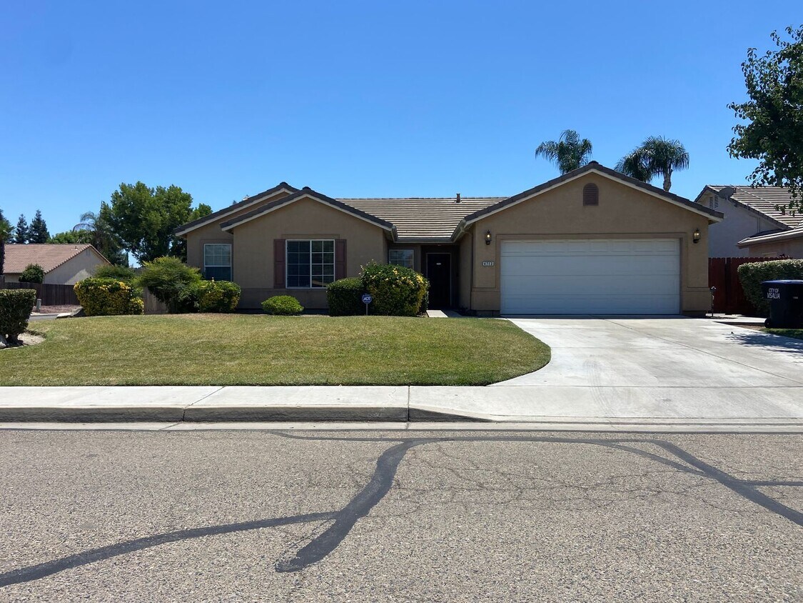 Foto principal - SW Visalia Home coming soon!!