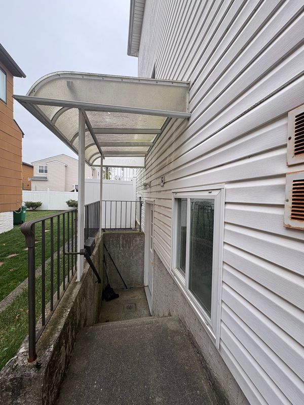 Foto del edificio - 193 Eltingville Blvd