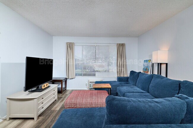 Foto del edificio - 4560 Maple Ave