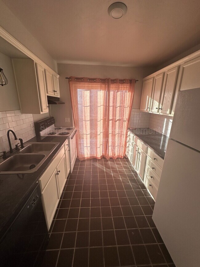 Foto del edificio - 3713 N Lee Ave