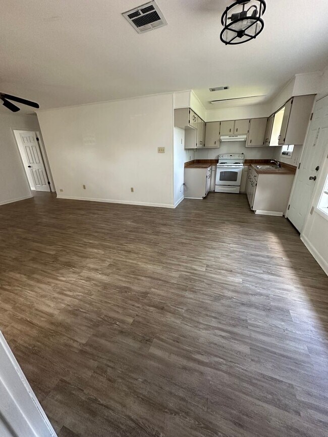 Foto del edificio - Updated 3 Bedroom 1.5 Bath Home in Gray