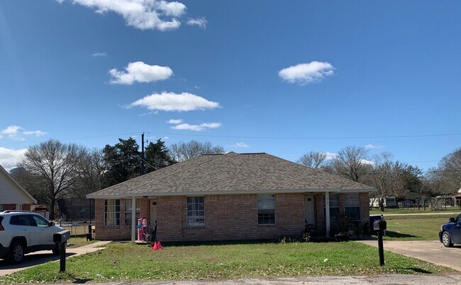 Foto del edificio - Newly refreshed spacious 2bedrooms,2 baths duplex in Eagle Lake, TX.