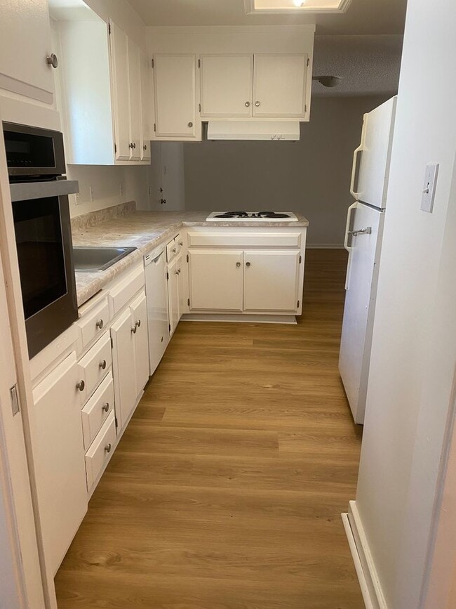 Photo - 1562 Oakroyal Dr House