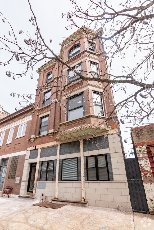Building Photo - 1907 S Racine Ave