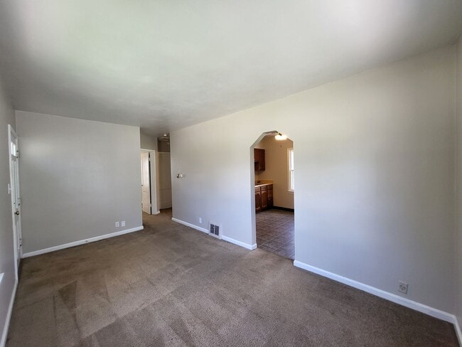 Building Photo - Don't miss this fully fenced back yard, de...