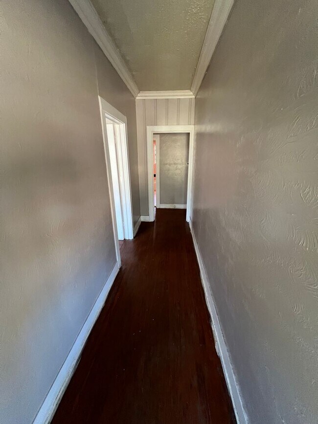 Building Photo - Large 3 bedroom, 2 bath, ready to go!