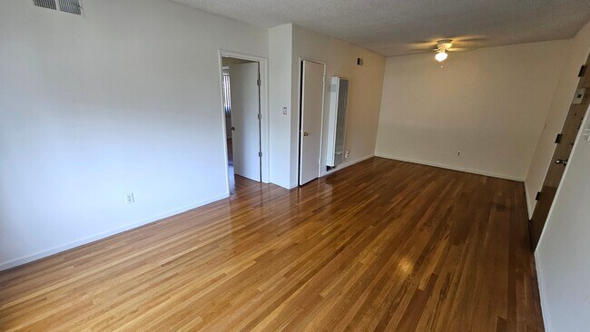 Foto del edificio - 8315 Clinton Ave