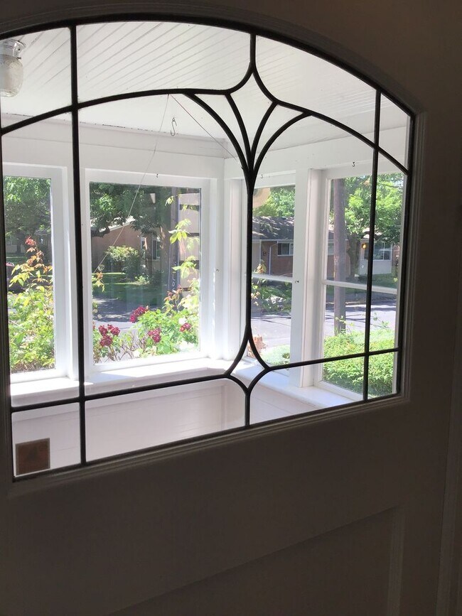 Foto del edificio - Newly Remodeled 5 Bedroom 2 Bath Home Clos...
