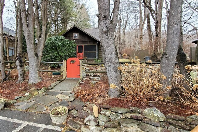 Building Photo - Charming 1 Bedroom Cottage off Hwy 105