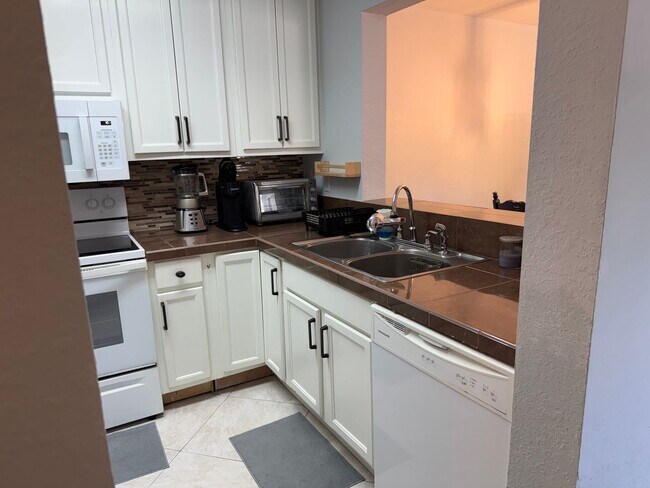 Foto del edificio - Spacious Furnished 3bd/3ba in Windsor Park! Close to Campus, Surrounded by Nature!