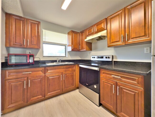 Foto del edificio - 6001 Shaker Wood Cir