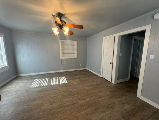 Building Photo - Cute 1 bedroom back house!