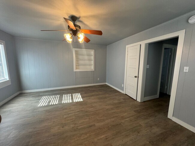 Building Photo - Cute 1 bedroom back house! Water and Trash...