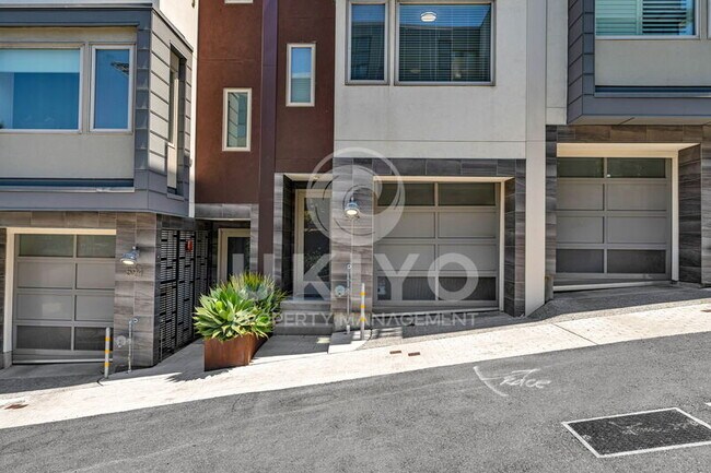 Building Photo - 592 Hudson Ave