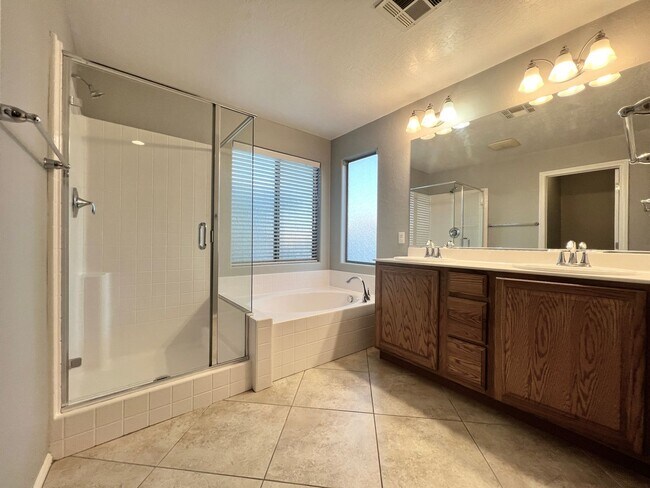 Foto del edificio - Gorgeous two story 3 bedroom 2 Bathroom Ho...