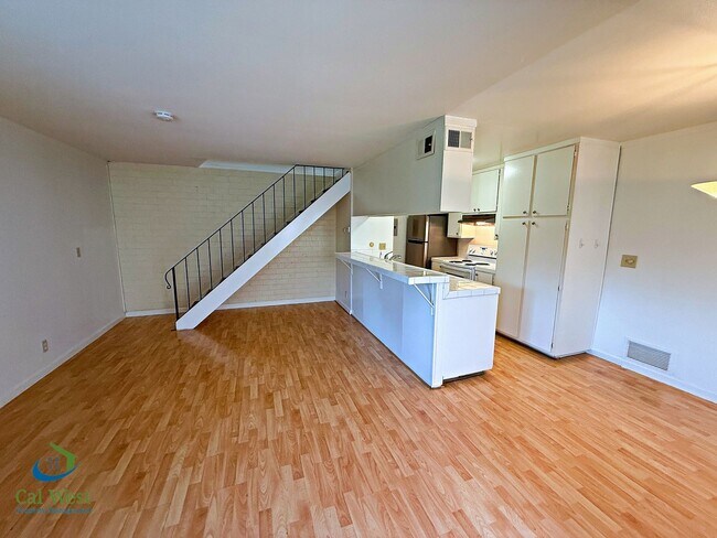 Foto del edificio - $2895 - 2 Bed/1 Bath Townhome in North San Jose-Near Lightrail