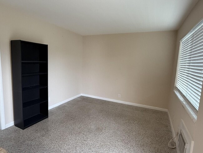 Foto del edificio - 1118 N H St