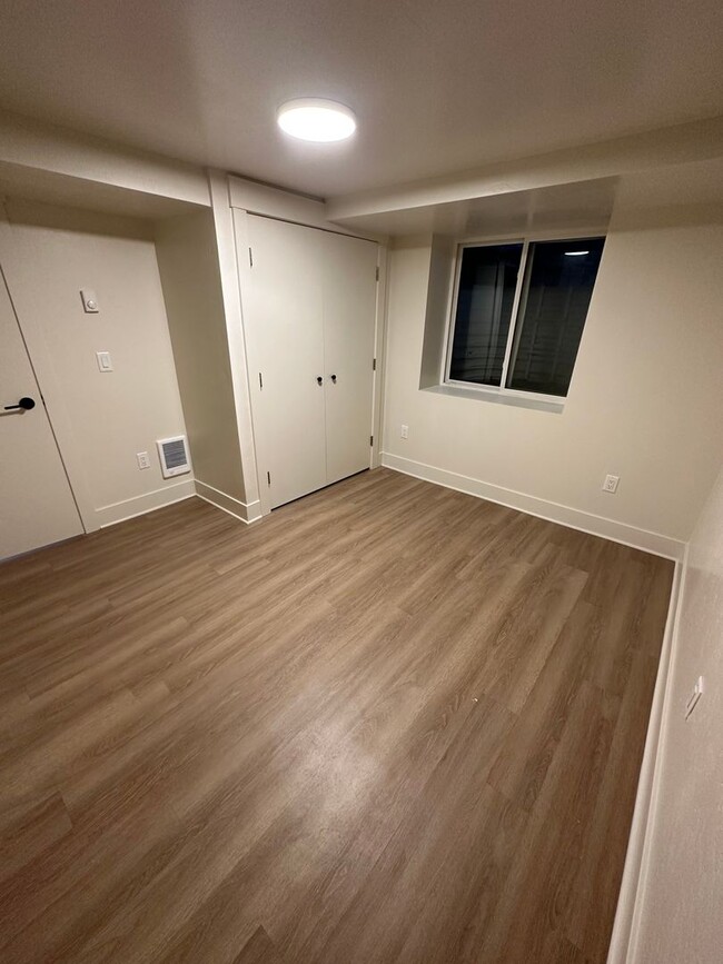 Building Photo - 2 Bed - 1 Bath - Downtown Unit