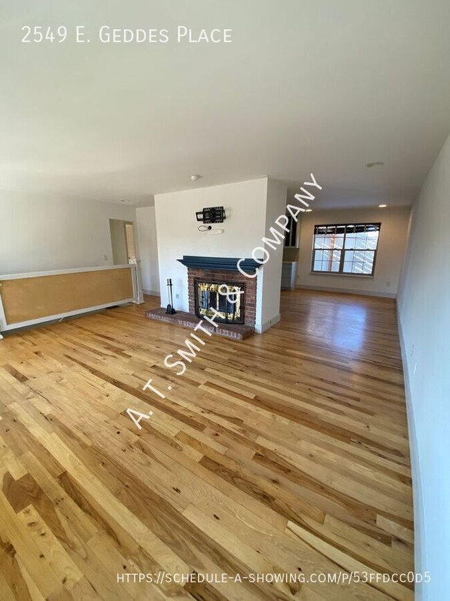 Building Photo - Threebedroom, Two+bathroom Townhouse Locat...