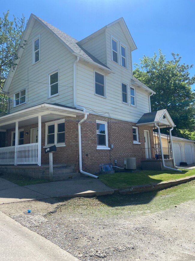 Foto del edificio - 3 bedroom Moline house with 2 car garage!