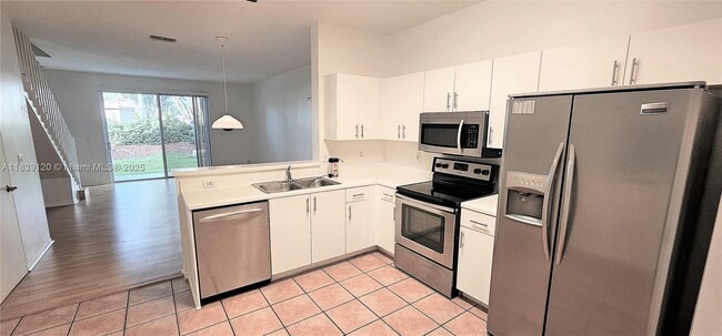 Building Photo - 2058 Madeira Dr
